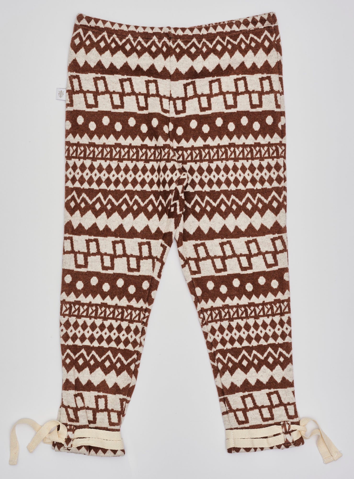 Diese modische Leggings ist ein eleganter Blickfang im Alltag. Der weiche Flanell-Baumwollstoff liegt angenehm auf der Haut und sorgt für ein besonders geschmeidiges Tragegefühl. Das moderne Design verleiht jedem Auftritt eine stilvolle Note.

Höchste Qualität, bestes Preis-Leistungs-Verhältnis MADE IN ITALY.