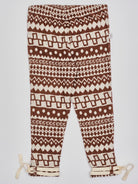 Diese modische Leggings ist ein eleganter Blickfang im Alltag. Der weiche Flanell-Baumwollstoff liegt angenehm auf der Haut und sorgt für ein besonders geschmeidiges Tragegefühl. Das moderne Design verleiht jedem Auftritt eine stilvolle Note.

Höchste Qualität, bestes Preis-Leistungs-Verhältnis MADE IN ITALY.