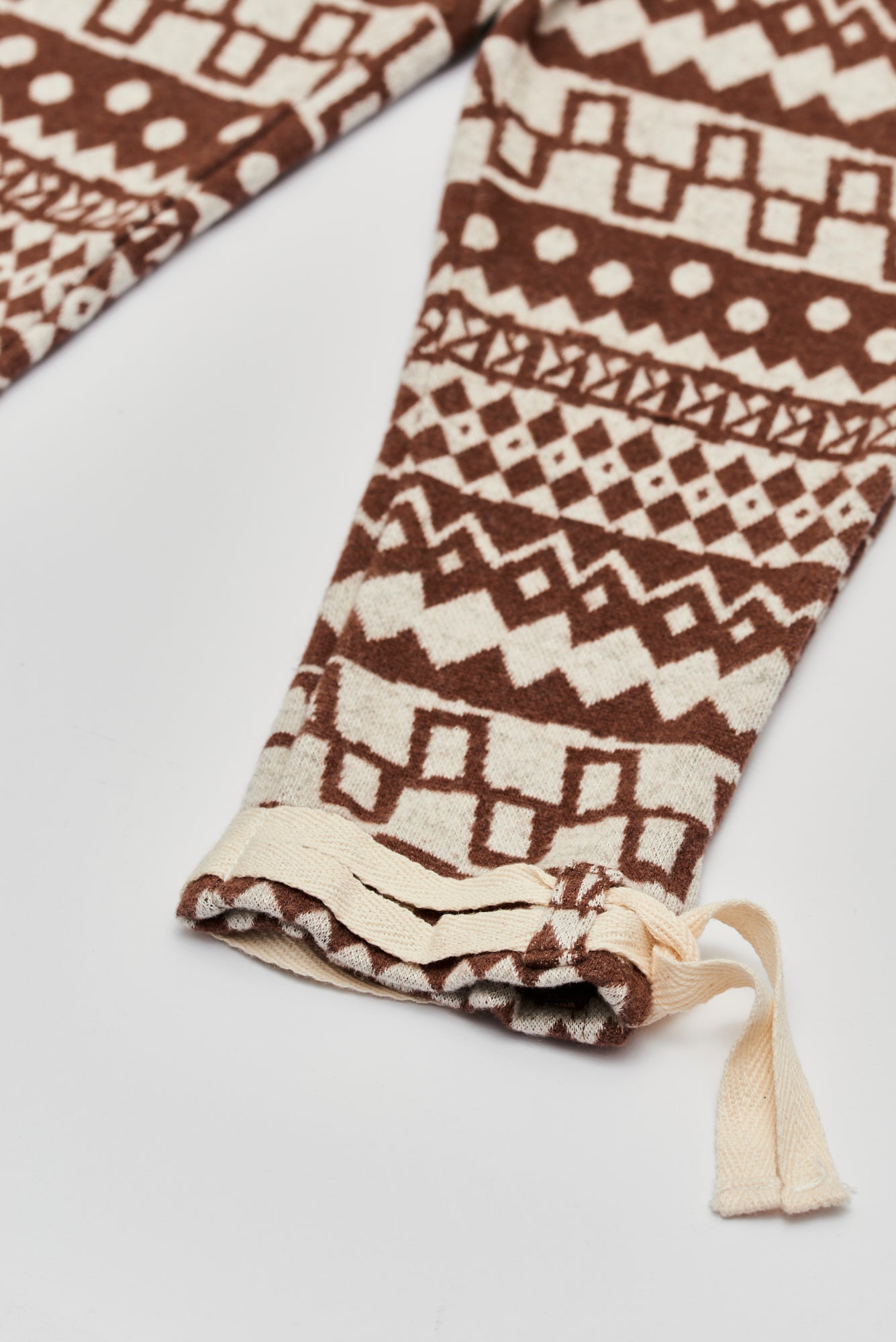 Diese modische Leggings ist ein eleganter Blickfang im Alltag. Der weiche Flanell-Baumwollstoff liegt angenehm auf der Haut und sorgt für ein besonders geschmeidiges Tragegefühl. Das moderne Design verleiht jedem Auftritt eine stilvolle Note.

Höchste Qualität, bestes Preis-Leistungs-Verhältnis MADE IN ITALY.